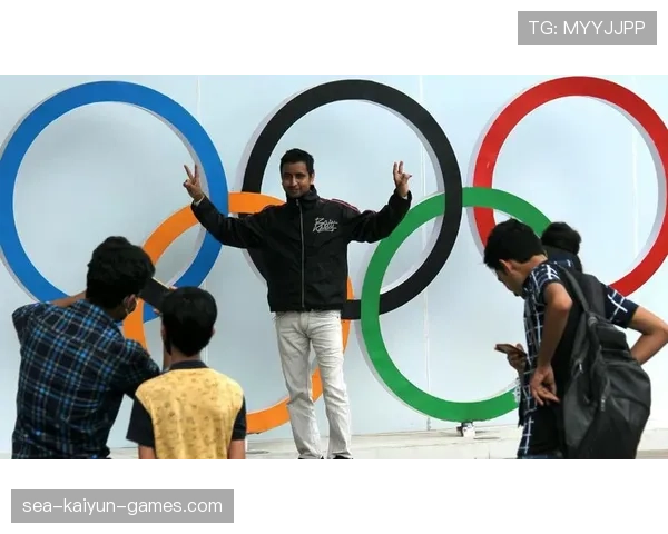 印度投球手太准了，每一球都带威胁，印度球迷